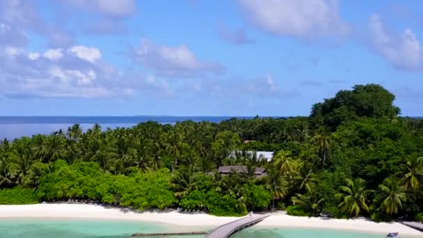 Paisaje marino vacío de playa tranquila junto al mar azul con fondo de arena blanca cerca del surf — Vídeos de Stock