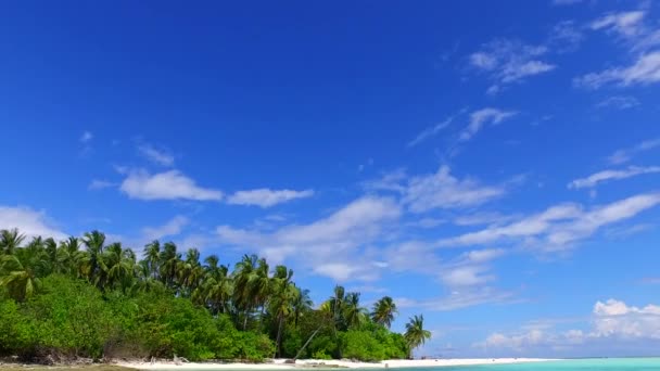 Пустой пейзаж морского побережья пляжного путешествия на синем море и белом песчаном фоне вблизи серфинга — стоковое видео