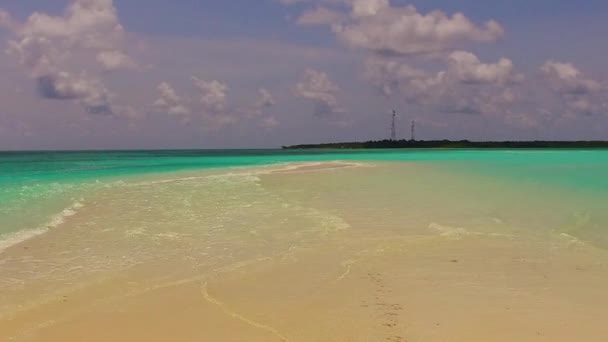 波の近くに白い砂浜の背景を持つ青い水で完璧な海岸ビーチタイムの性質を閉じます — ストック動画