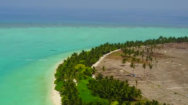 Drohne Ansicht Landschaft der Meeresküste Strand Pause durch blaues Meer mit hellem Sand Hintergrund — Stockvideo