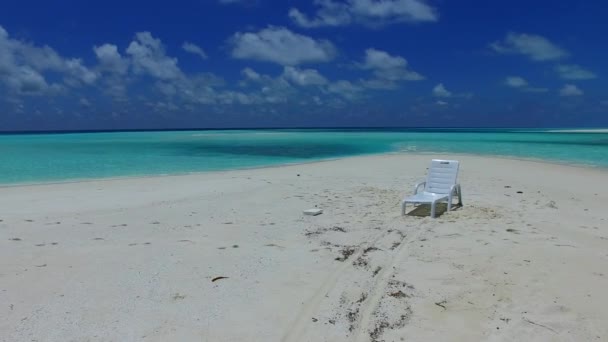Tourisme vide de paradis station balnéaire voyage par lagon bleu vert et fond sablonneux blanc après le lever du soleil — Video
