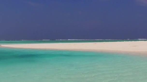 Paesaggio romantico di spiaggia tranquilla costa tempo da blu acqua verde e sabbia bianca sfondo alla luce del sole — Video Stock