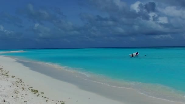 サンゴ礁の近くの青い水と白い砂の背景による海洋海岸の休日のロマンチックな抽象 — ストック動画