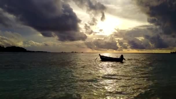 Fermer Voyage de paradis vacances à la plage touristique par la mer peu profonde avec fond de sable blanc près du récif — Video