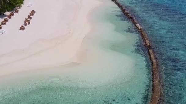 白い砂の背景を持つターコイズブルーのラグーンによるパラダイスベイビーチの冒険の空中ドローンのテクスチャ — ストック動画