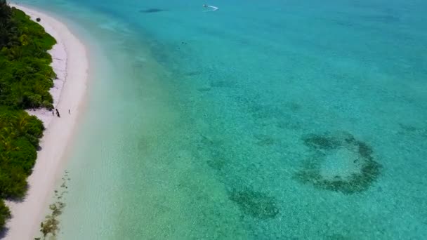 Naturaleza soleada del viaje a la playa de la laguna exótica por el mar azul con un fondo de arena limpia después del amanecer — Vídeo de stock