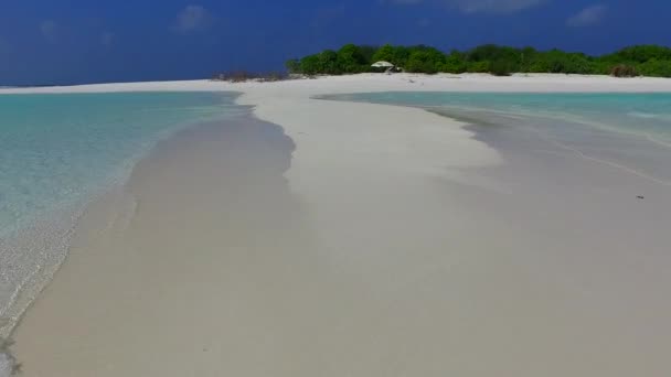 Zamknij niebo spokojnej plaży wybrzeża dzikiej przyrody przez niebieski ocean z białym tle piasku w pobliżu piaskownicy — Wideo stockowe