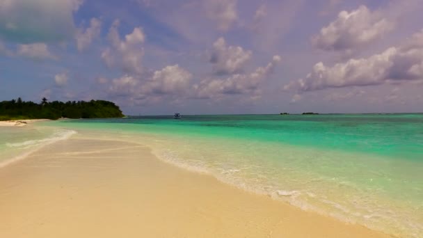 Romantisch abstract van ontspannen toeristische strand avontuur door ondiepe lagune met witte zandachtergrond voor zonsondergang — Stockvideo