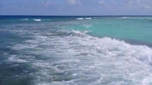 Turismo estivo della costa marina spiaggia stile di vita dal mare blu con sfondo di sabbia bianca vicino alla barriera corallina — Video Stock
