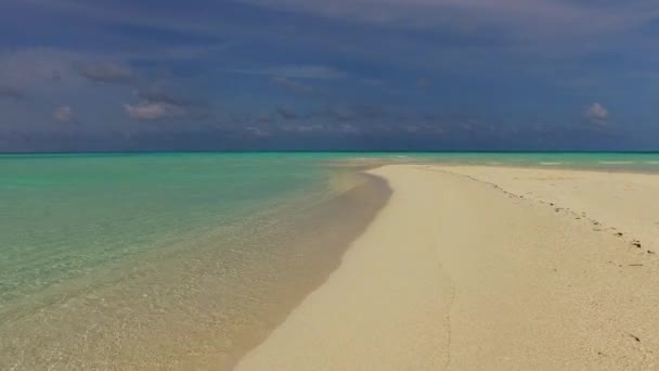 Kopieer ruimte zeegezicht van perfecte kustlijn strandvakantie door transparant water en wit zand achtergrond in de buurt van rif — Stockvideo