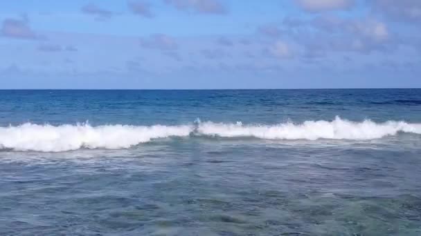 Leeres Panorama der paradiesischen Küste Strand Zeit durch blauen Ozean mit weißem Sandhintergrund im Sonnenlicht — Stockvideo