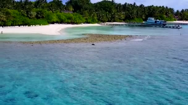 Romantische Landschaft mit schönem Meerblick Strandabenteuer durch blaue Lagune mit weißem Sandhintergrund in der Nähe von Wellen — Stockvideo