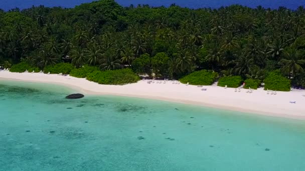 青いラグーンと太陽の下で白い砂浜の背景による美しい海岸のビーチの休日の日当たりの良い風景 — ストック動画