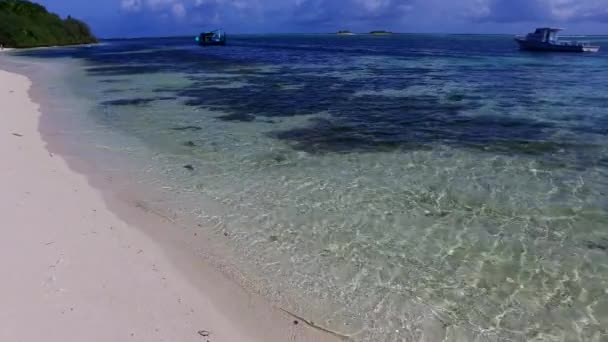 Antenn drönare himmel perfekt strand strandresa med transparent hav och vit sand bakgrund — Stockvideo
