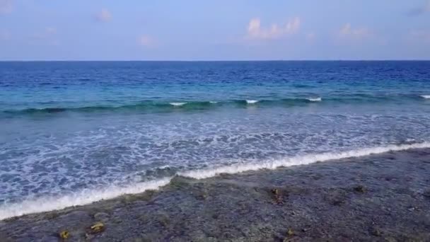 Soligt landskap av vackra ön strand äventyr av grund lagun och vit sand bakgrund nära surfa — Stockvideo