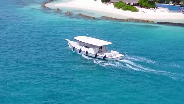 Leeg landschap van perfecte lagune strand wilde dieren door blauwe lagune met witte zandachtergrond in de buurt van surfen — Stockvideo