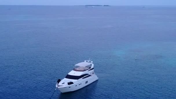 Paesaggio soleggiato di bella laguna viaggio in spiaggia da oceano poco profondo con sfondo di sabbia bianca vicino surf — Video Stock