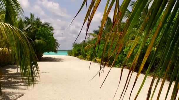 Sommer Textur des Paradieses Küste Strand Zeit durch blauen Ozean und weißen Sandhintergrund in der Nähe Resort — Stockvideo