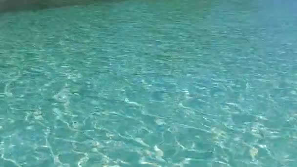 日出后，清澈清澈的水带着白沙背景的豪华海湾海滨度假浪漫之旅 — 图库视频影像