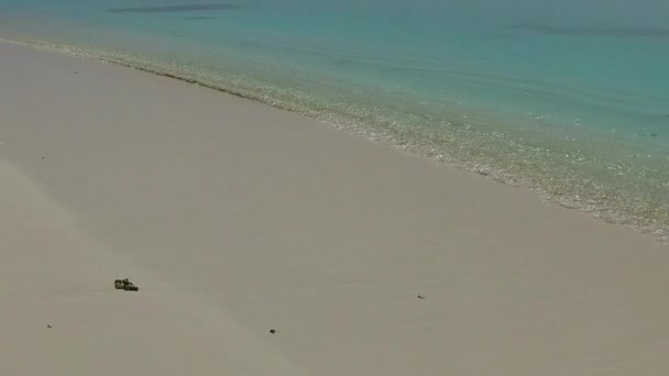 透明水とリゾート近くの白い砂の背景によって静かな海岸線のライフスタイルの旅行を閉じます — ストック動画