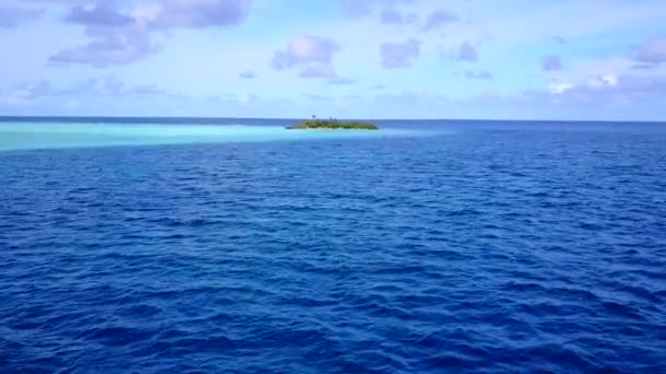 Marina romântica de viagem de praia ilha perfeita pelo oceano azul e fundo de areia limpa antes do pôr do sol — Vídeo de Stock
