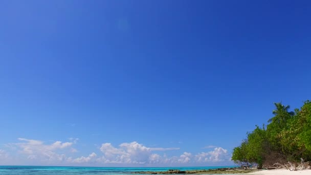 Luftdrohne Meer Landschaft von schönen touristischen Strand Reise durch blau-grünes Wasser mit hellem Sand Hintergrund — Stockvideo