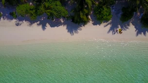 Close up scenérie krásné ostrov pláž break by blue water and bright sandy background near resort — Stock video