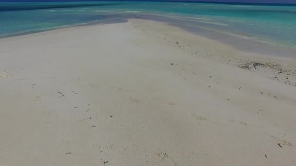 Copiar el turismo espacial de tiempo de playa relajante resort por el mar azul y fondo de arena blanca cerca del banco de arena — Vídeos de Stock