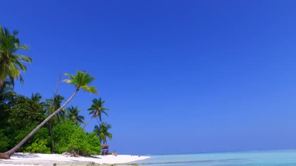 Romantické scenérie tropického moře pohled na pláž výlet na čisté moře a bílý písek pozadí v blízkosti surfování — Stock video