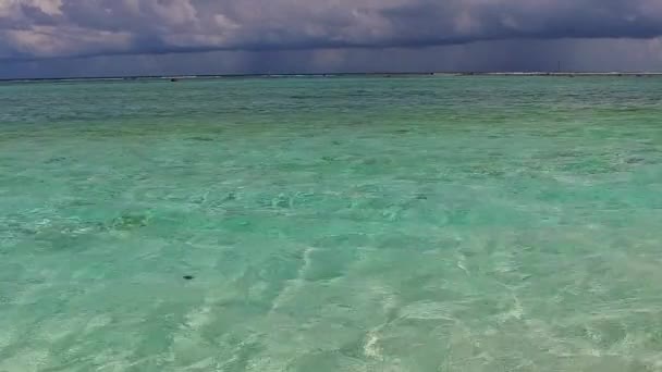 ターコイズブルーの海とリゾート近くの明るい砂の背景によるエキゾチックなリゾートビーチ休暇の夏のテクスチャ — ストック動画