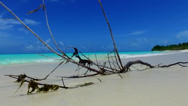 Солнечный туризм роскошного островного пляжного времени на голубом зеленом океане и белом песочном фоне вблизи курорта — стоковое видео