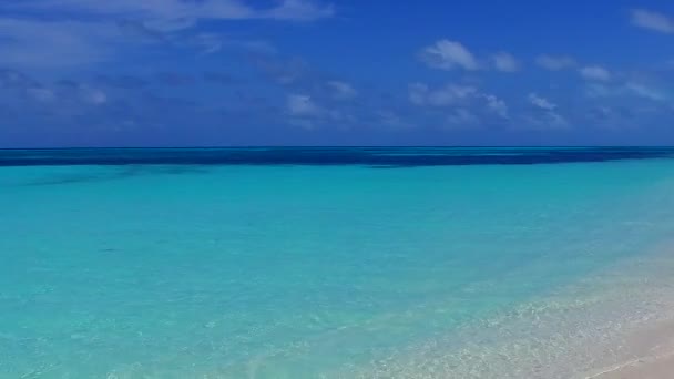 Közel elvont trópusi tengerparti strand kirándulás sekély víz fehér homokos háttér napkelte után — Stock videók