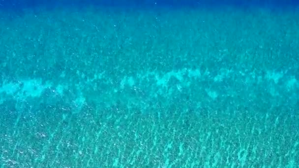 Close up paesaggio di lusso laguna spiaggia pausa dal mare blu e sabbia bianca sfondo vicino surf — Video Stock