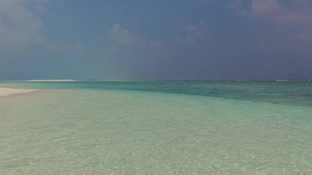 Cielo de verano de tranquila costa vacaciones en la playa por el mar azul con fondo de arena blanca cerca del surf — Vídeos de Stock