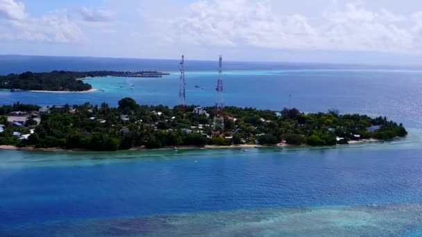 澄んだ砂の背景を持つターコイズブルーの海によるリラックスした海の景色のビーチ休暇の空中ドローンのテクスチャ — ストック動画