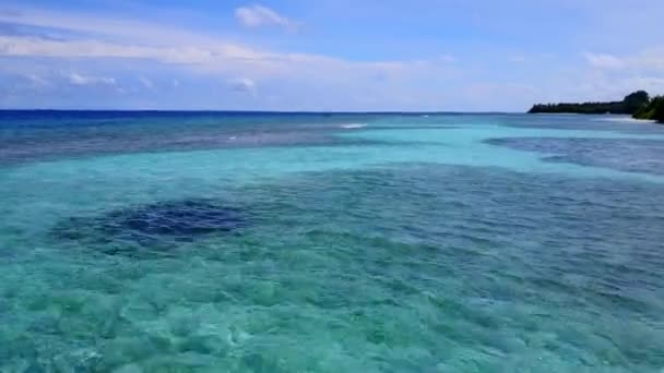 Brett vinkel resa av lugn lagun strand resa med aqua blå hav med vit sand bakgrund nära surfa — Stockvideo