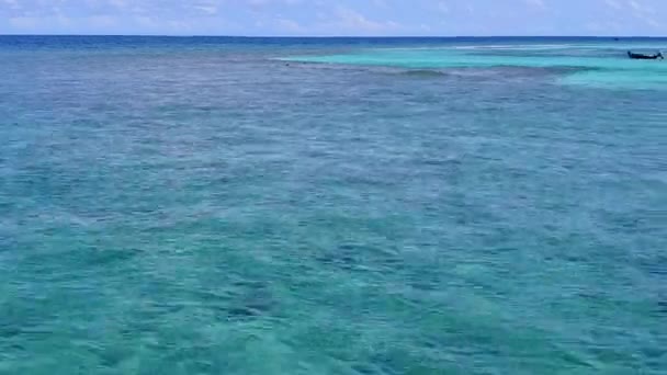 Varm konsistens av lugn ö strand resa med klart vatten och vit sand bakgrund i solljus — Stockvideo