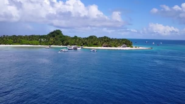 太陽の下で明るい砂の背景を持つターコイズブルーの海によるエキゾチックなリゾートビーチライフスタイルのパノラマを閉じます — ストック動画