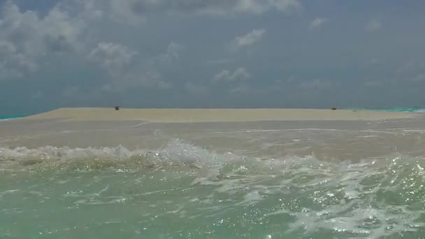 Sonnige Landschaft der perfekten Bucht Strand Pause durch blau-grünen Ozean mit weißem Sandhintergrund in der Nähe von Palmen — Stockvideo