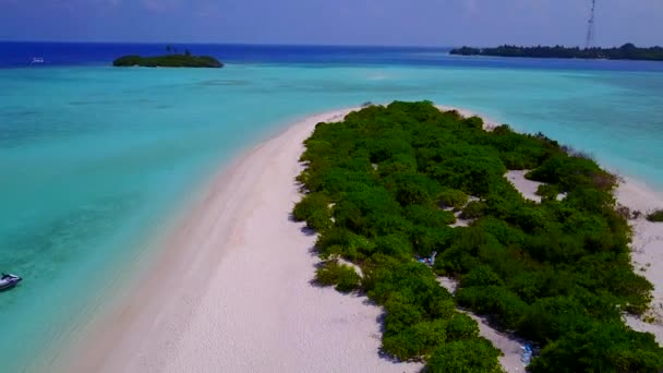 Turystyka drona relaksującej przygody plaży wyspy przez błękitną wodę i białe, piaszczyste tło — Wideo stockowe