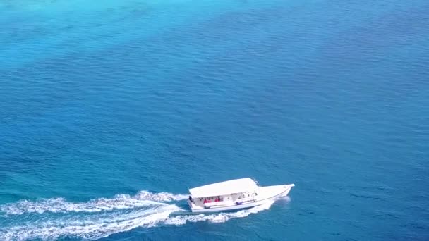 Fermez le paysage marin de la faune de plage de bord de mer tranquille par l'eau bleue aqua avec fond de sable propre avant le coucher du soleil — Video