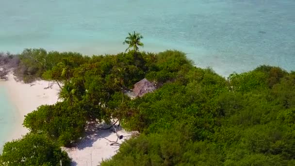 아름다운 해안 휴양지의 낭만적 인 하늘, 산호초 근처의 밝은 모래 배경을 가진 푸른 물 — 비디오