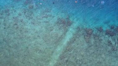 Romantik deniz manzaralı sakin sahil seyahati mavi göl ve beyaz kum arka planı güneş doğduktan sonra