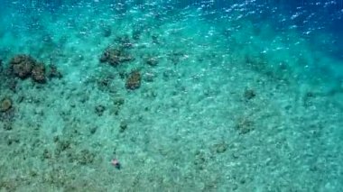 Gün batımından önce mavi su ve parlak kumlu arka planda sakin bir lagünün boş dokusu.