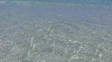 Güzel deniz manzaralı güneşli deniz manzaralı plaj tatili sığ deniz kenarında, kumsal kenarında beyaz kum arka planda.
