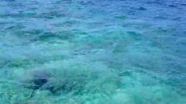 Romantik deniz manzarası, kumsalın yakınındaki kumlu beyaz arka planlı mavi yeşil okyanus kıyısı.