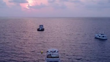 Deniz mavisi okyanusu ve güneş doğduktan sonra beyaz kumlu arka plan ile rahatlatıcı ada plaj gezisinin uzay doğasını kopyala