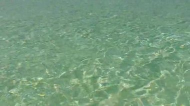 Güneşli deniz manzaralı, egzotik deniz kıyısı, mavi okyanus kıyısında tatil köyü yakınlarında beyaz kumlu bir arka plan.