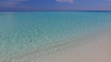 Cennetin boş dokusu şeffaf deniz yoluyla turist plajı yolculuğu ve dalgaların yanında beyaz kumlu arka plan