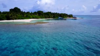 Tropikal ada sahil yolculuğunun boş manzarası. Su, mavi su ve palmiyelerin yakınındaki beyaz kum arka planı.